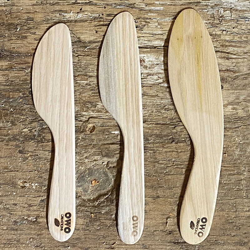 Couteau à beurre en bois naturel
En bois massif de châtaignier ou Frêne
2 formes : droit ou courbe
Fabriquées artisanalement en Bretagne par OWO CREATIONS